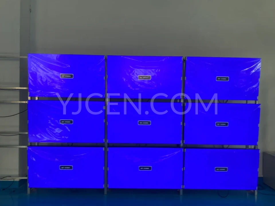 Neuf dalles LCD affichant une mire bleue lors de la configuration d’un mur d’images 3 × 3.