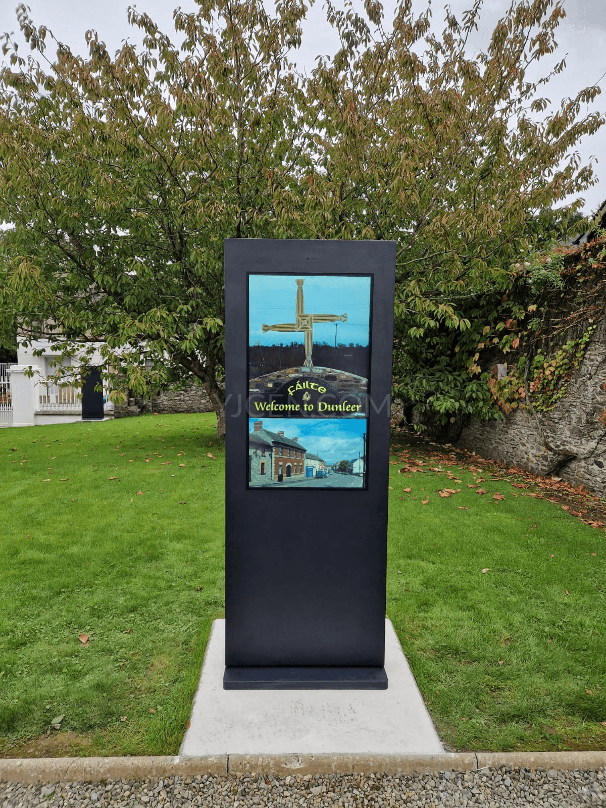 Serienprojekt mit freistehenden 43-Zoll-Outdoor-Displays