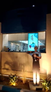 Display ad alta luminosità nella vetrina di un negozio, con schermo LCD leggibile alla luce del sole