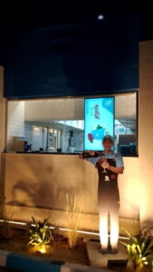 Digital signage-display met hoge helderheid in de etalage van een winkel; LCD-scherm leesbaar in zonlicht.
