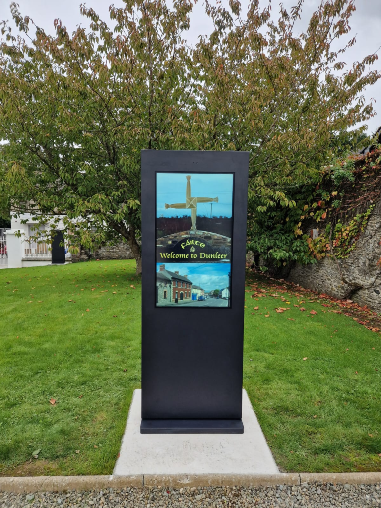 Outdoor IP65 waterproof floor standing digital signage totem with high brightness LCD display for all-weather outdoor advertising