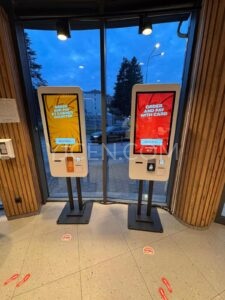 Terminais de autoatendimento com telas de toque, cardápio digital e sistema de pagamento para restaurantes de serviço rápido (QSR)