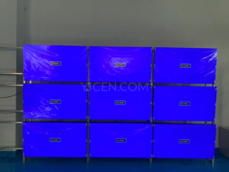 3×3-Videowand aus 55-Zoll-LCDs mit ultraschmalen Rahmen bei Montage und Kalibrierung mit synchronem blauem Testbild auf neun Displays