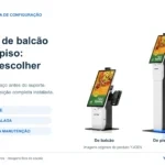 Totem POS modular YJCEN nas versões de balcão e de piso, com a mesma tela vertical, gabinete de impressora e suporte lateral do terminal de pagamento.