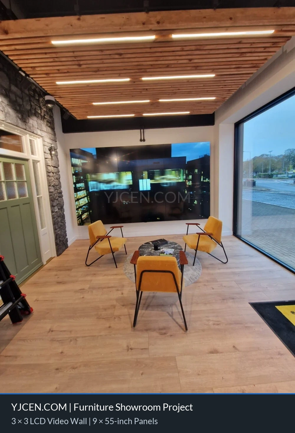 Showroom moderne avec écran professionnel grand format et mur d’images interactif dans un intérieur contemporain