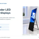 Mobiles YJCEN-LCD-Poster mit klappbarer Rückstütze in einer Messevisualisierung; Schwerpunkte sind native Pixel, Inhaltsanpassung und Stellfläche.