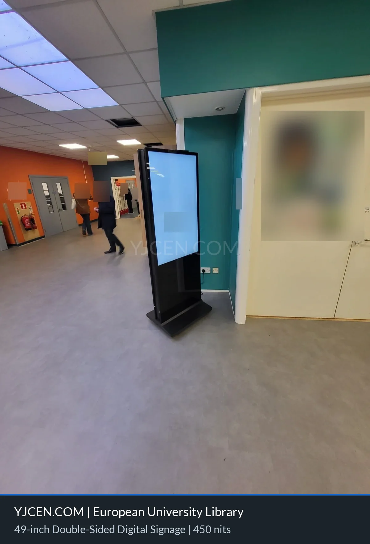 49-Zoll-Bibliotheksdisplay — entgegengesetzte Blickrichtung Schrägansicht einer doppelseitigen Displaystele neben einem Durchgang im Innenbereich.