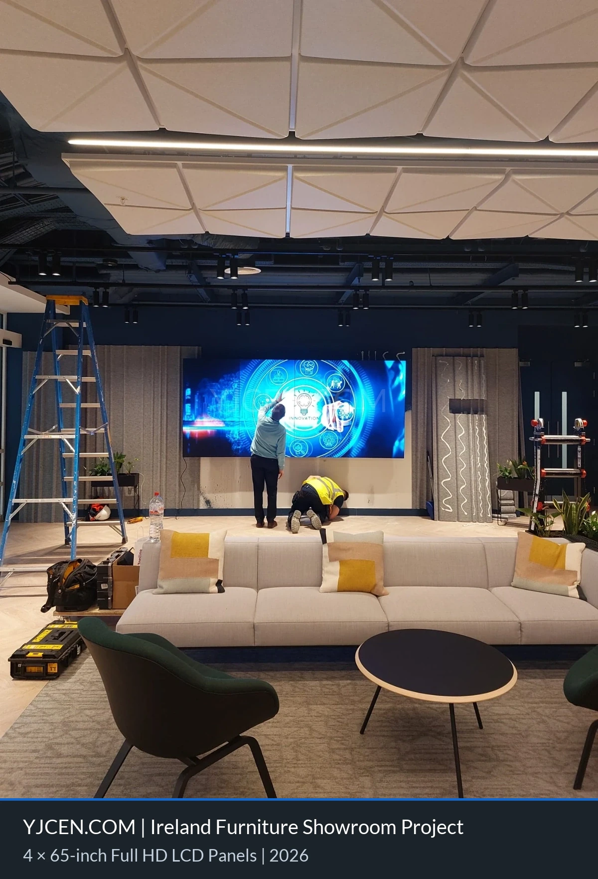 Instalación de un videowall LCD de cuatro pantallas detrás de un sofá y una mesa de centro en una exposición de muebles en Irlanda.