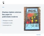 Um display externo YJCEN instalado em uma parede de tijolos exibe um anúncio de evento ao lado do título do artigo.