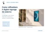 Rendering concettuale di un display YJCEN verticale su una parete esterna soleggiata, con indicazioni per la gestione termica.