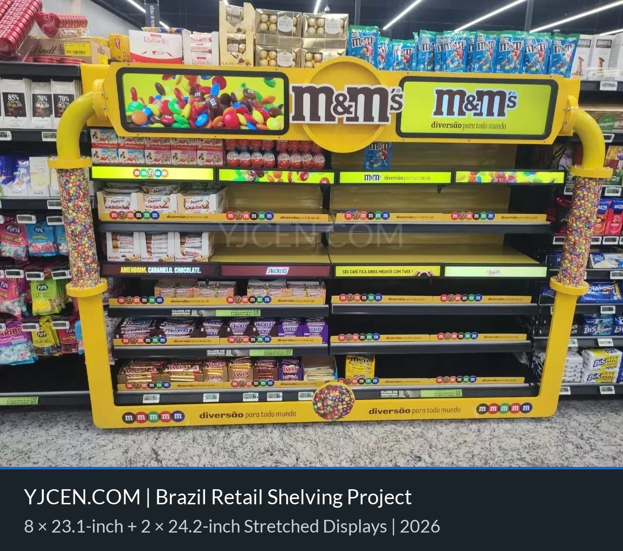 Vista frontale di uno scaffale giallo per dolciumi in Brasile con otto display LCD da 23,1 pollici sui bordi dei ripiani e due display superiori da 24,2 pollici.