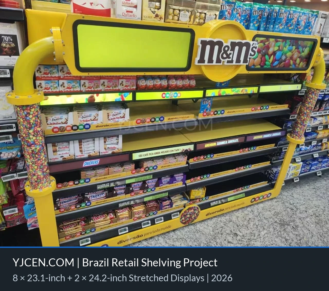 Vista obliqua dei display LCD in formato allungato incassati sui bordi dei ripiani e nella parte superiore di uno scaffale con cioccolatini.