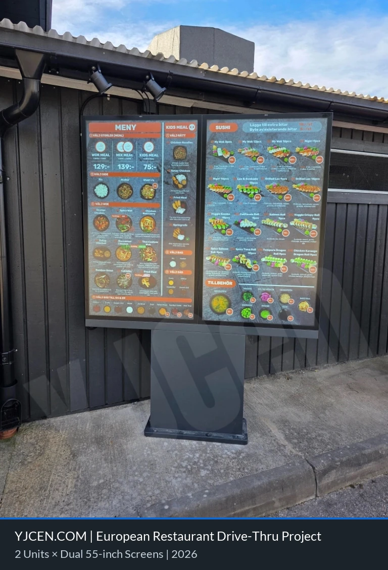 Freistehende YJCEN Menütafel mit zwei vertikalen 55-Zoll-Displays, die Speisen und Preise anzeigen.