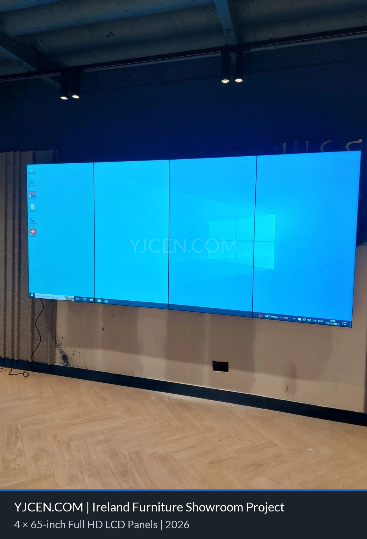 Cuatro pantallas LCD de 65 pulgadas instaladas verticalmente una junto a otra muestran un escritorio de Windows en todo el videowall.