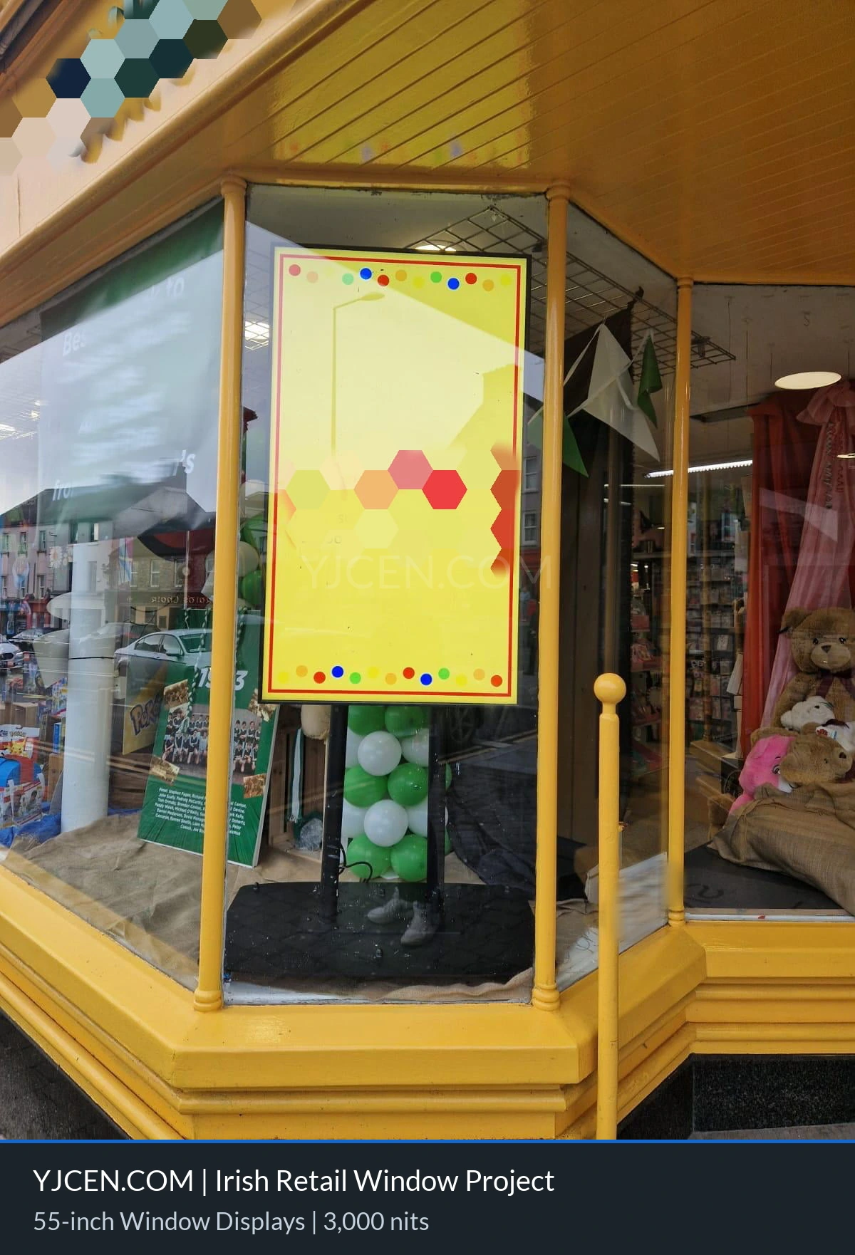 Écran LCD haute luminosité dans une vitrine commerciale, diffusant de la publicité de nuit
