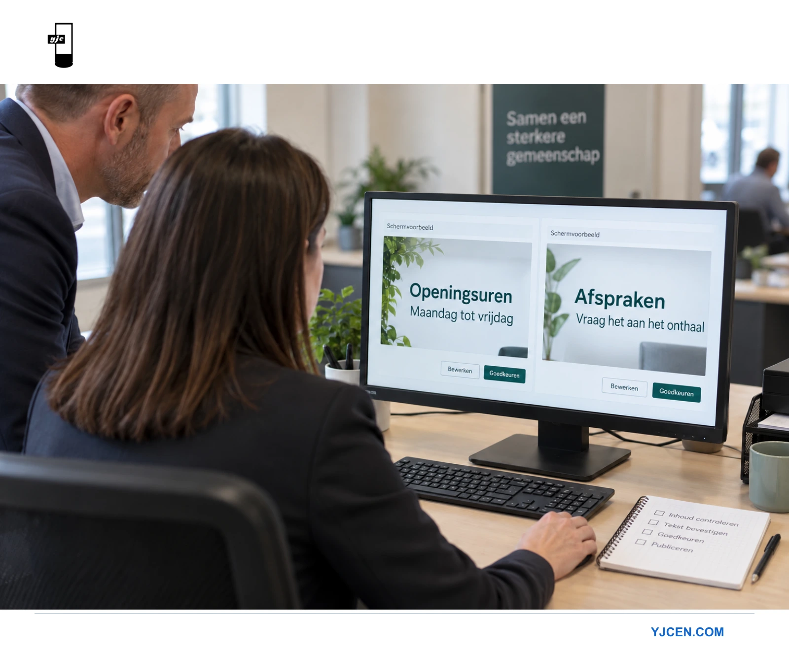 Twee medewerkers controleren voorbeelden van openingsuren en afspraakberichten op een computerscherm.