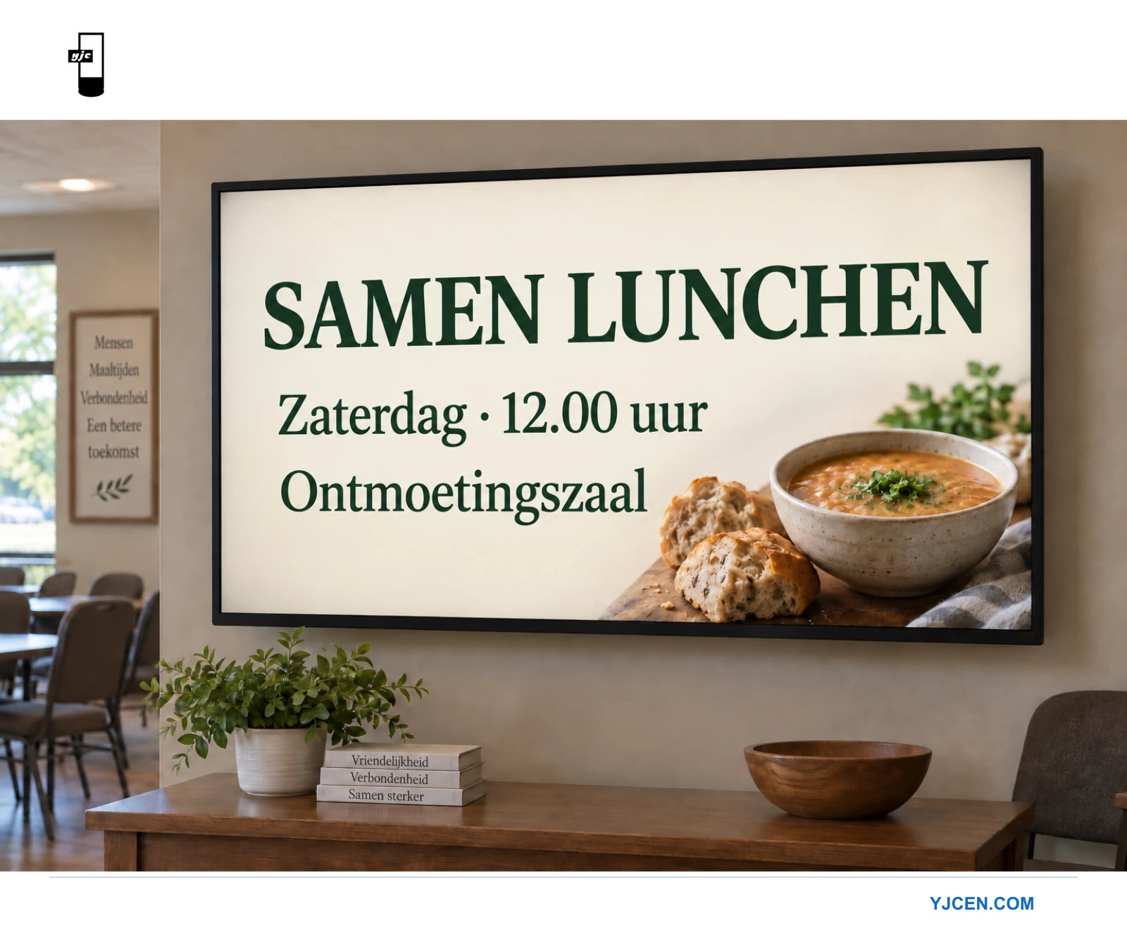 Een display in een gemeenschapsruimte van een kerk toont een voorbeeldmededeling voor een gezamenlijke lunch op zaterdag, met tijd en ruimtenaam.