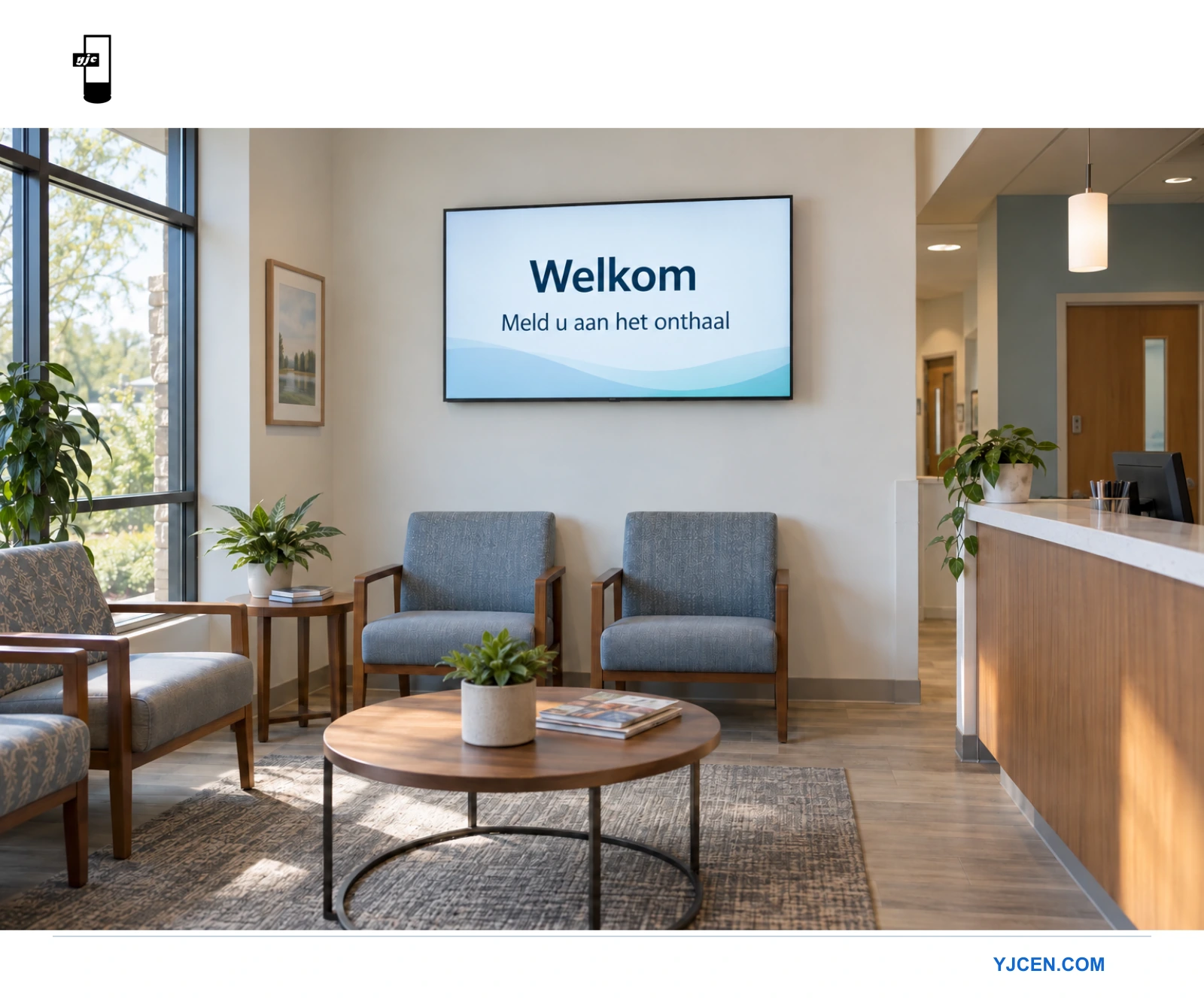 Een wanddisplay naast het onthaal van een kliniek toont welkom en vraagt bezoekers zich bij het onthaal te melden.