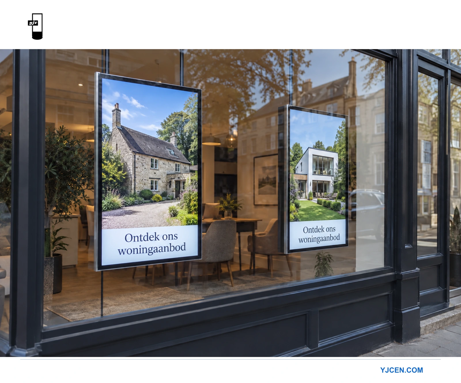 Twee professionele displays in portretstand in de etalage van een vastgoedkantoor tonen woningfoto’s en een boodschap om woningen te ontdekken.