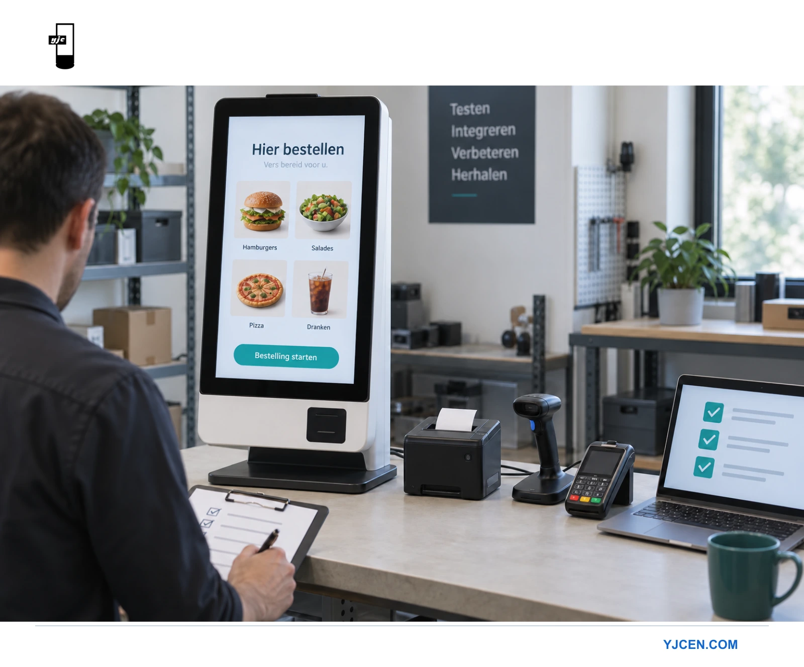 Een technicus test een kiosk naast een ticketprinter, barcodescanner, betaalterminal en laptop.