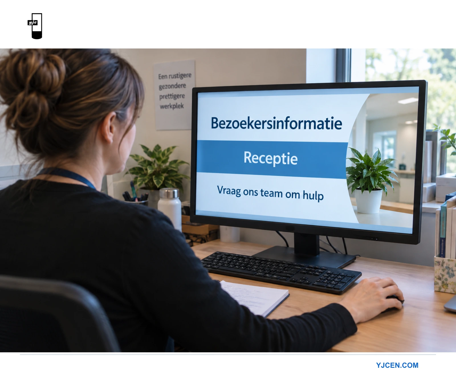 Een medewerker controleert bezoekersinformatie op een computer vóór publicatie op publieksschermen.