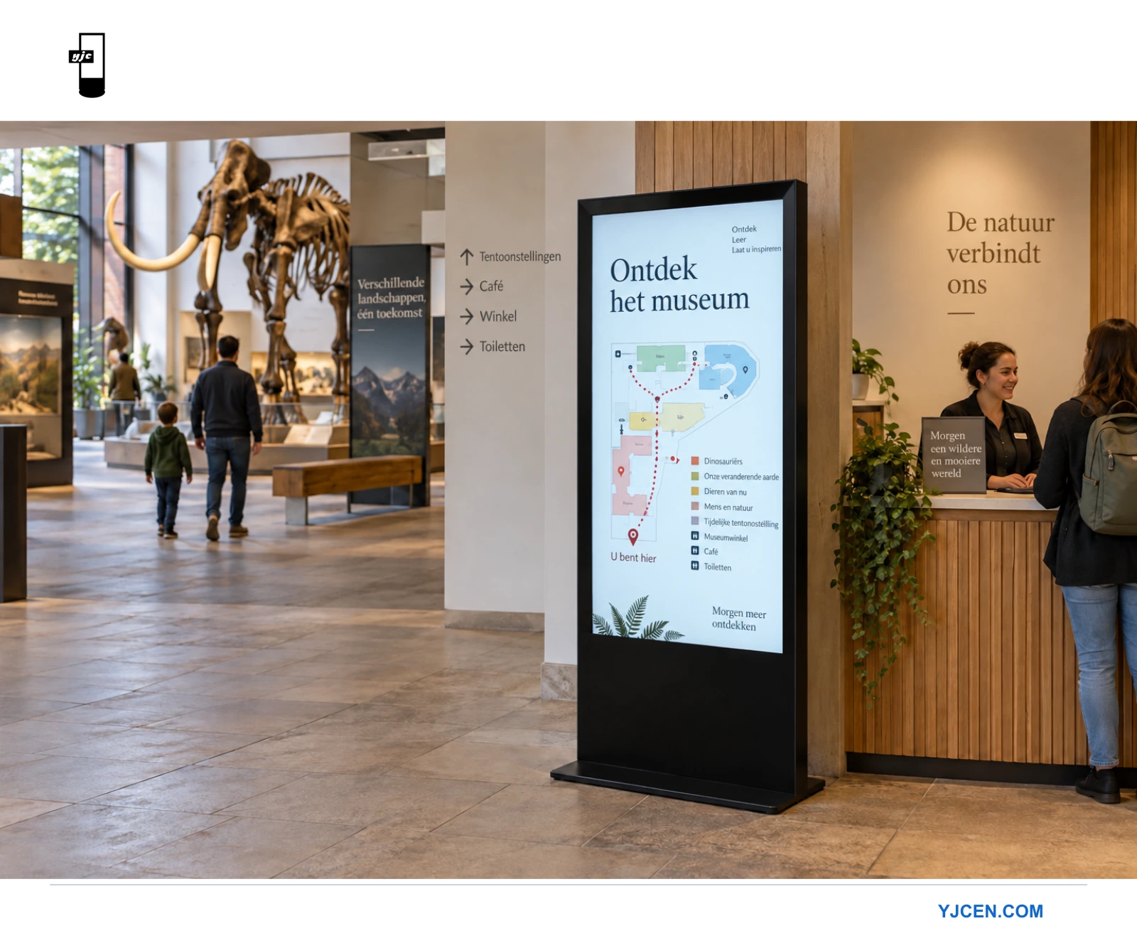 Een vrijstaand staand display bij de museumreceptie toont een bezoekerskaart en de kop “Verken het museum”.