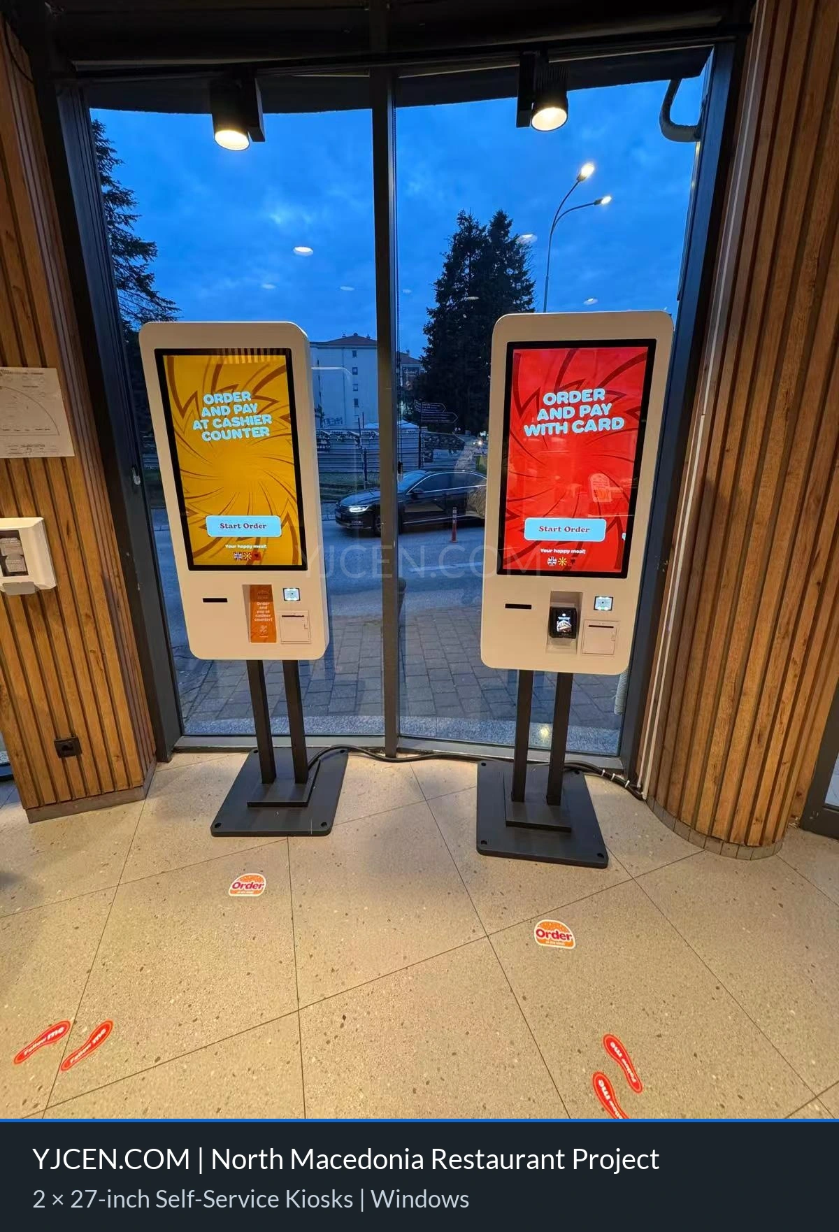 Selbstbedienungs-Bestellkioske mit Touchscreens für digitale Speisekarten und Zahlung im Schnellrestaurant
