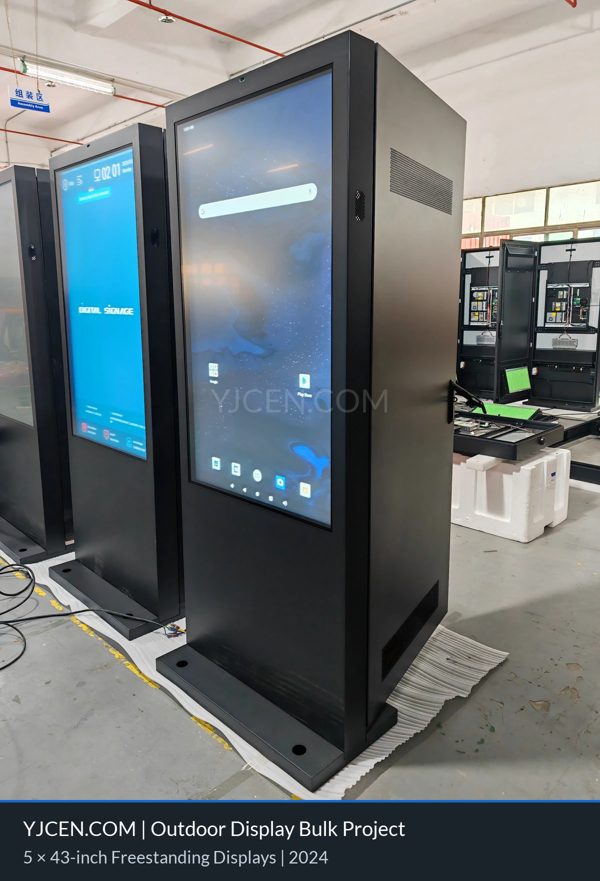 Freistehendes 43-Zoll-IP65-Außendisplay mit lichtstarkem LCD und Lüfterkühlung bei der Werksprüfung