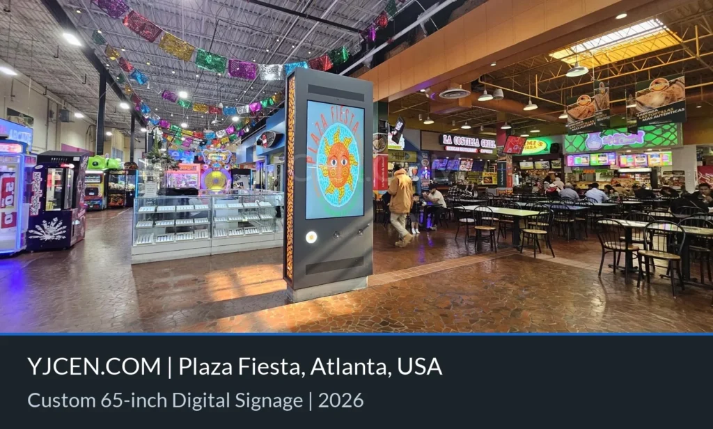 Unità digital signage bifacciale da 65 pollici con pannelli laterali illuminati all’interno di Plaza Fiesta ad Atlanta.