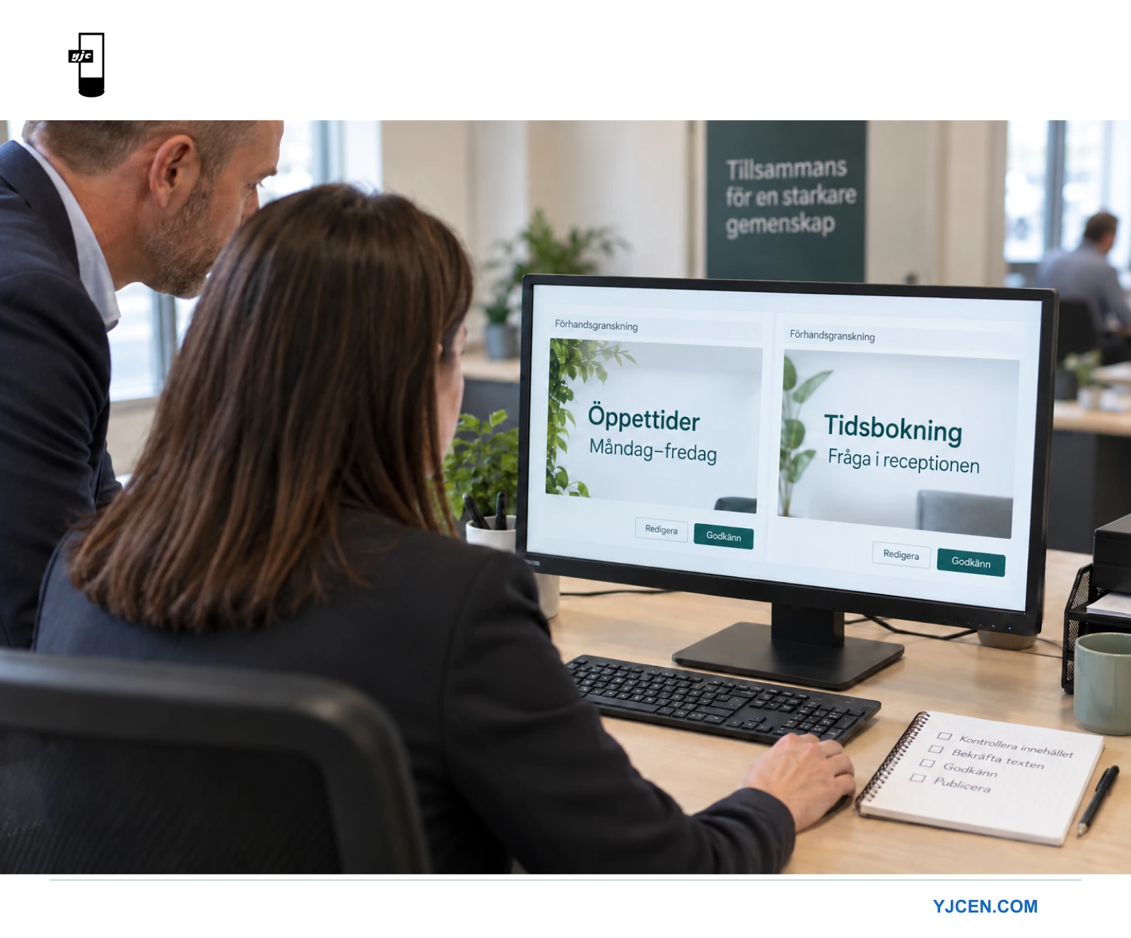 Två medarbetare granskar förhandsvisningar av kontorets öppettider och bokningsmeddelanden på en datorskärm.