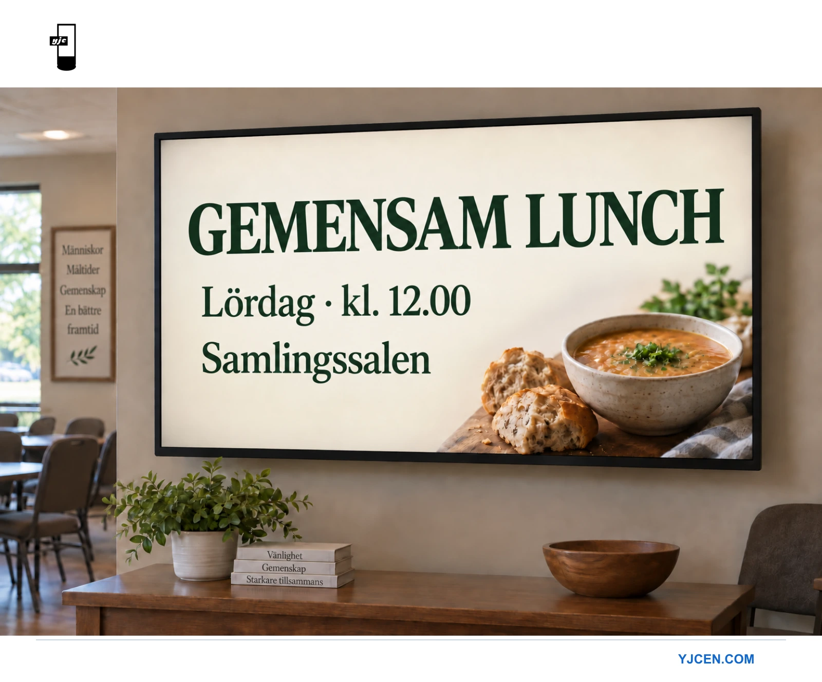 En skärm i ett församlingsrum visar ett exempel på lördagslunch med tid och rumsnamn.