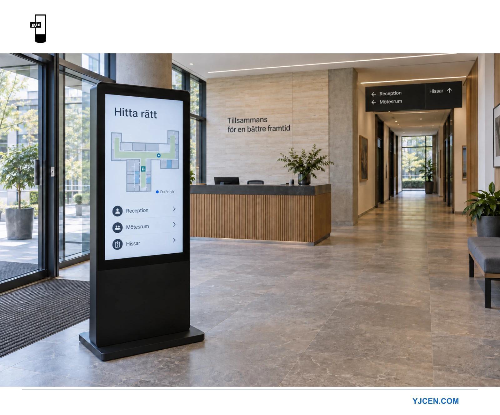 En golvstående pekterminal i en lobby visar en våningskarta bredvid en lista med besöksmål.