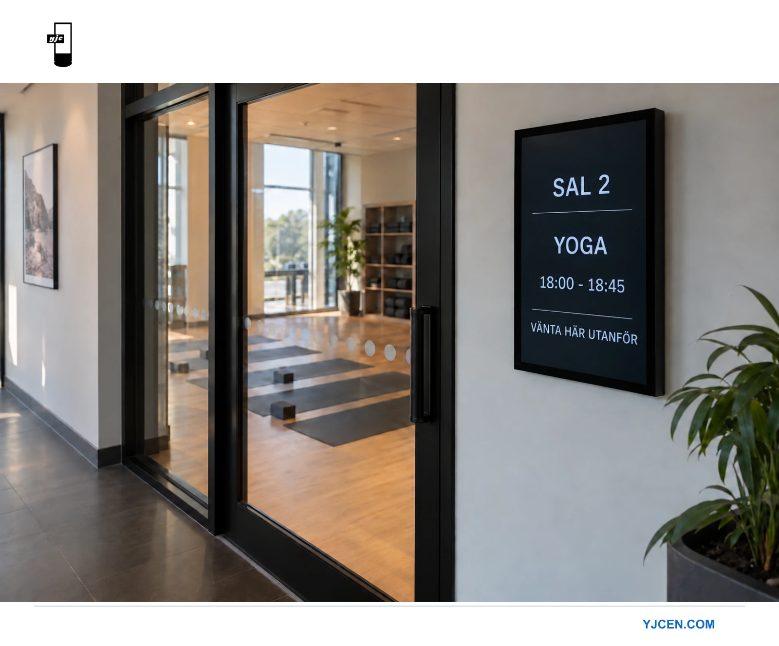 Stående skärm vid en yogasal visar sal, passtid och insläppsinstruktion