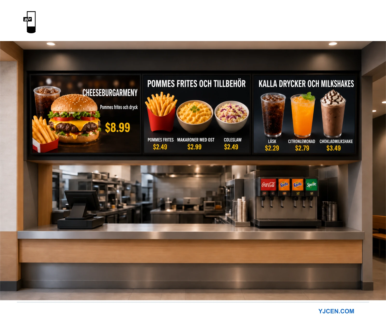 Digital menytavla ovanför en restaurangdisk med cheeseburgermeny, pommes frites, tillbehör, kalla drycker och milkshakes med priser; kassasystem och dryckesautomat syns vid disken
